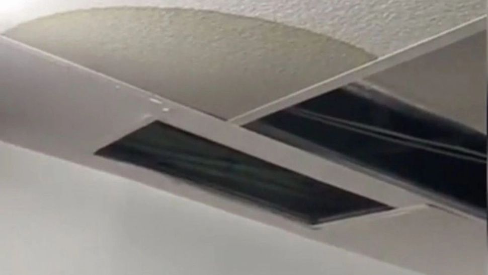 FOTO Avarie la Spitalul Witting din București, a curs apă din plafon și au fost puse găleți