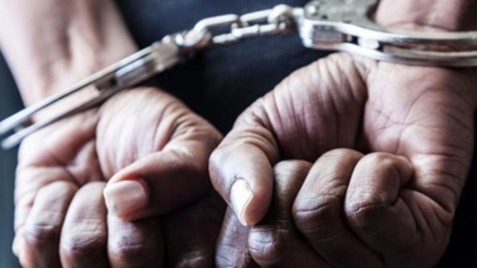 Doi tineri prinşi de poliţişti în timp ce încercau să evadeze din arest - Închisoarea va fi reconsolidată