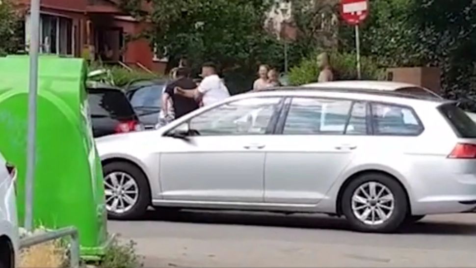 VIDEO Doi tați s-au luat la bătaie pe o stradă din Timișoara, de față cu un copil