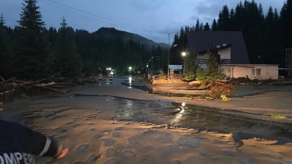 Viitura a făcut prăpăd, în Sinaia: case distruse, un autoturism a fost luat de ape – VIDEO