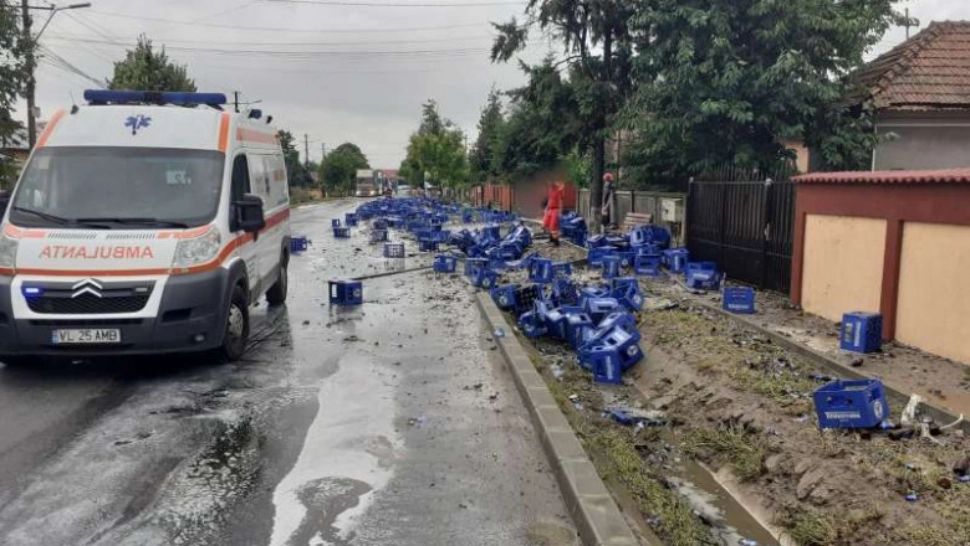 Accident neobișnuit, în Vâlcea: Femeie rănită, după ce lăzile de bere dintr-un TIR au căzut peste ea - VIDEO