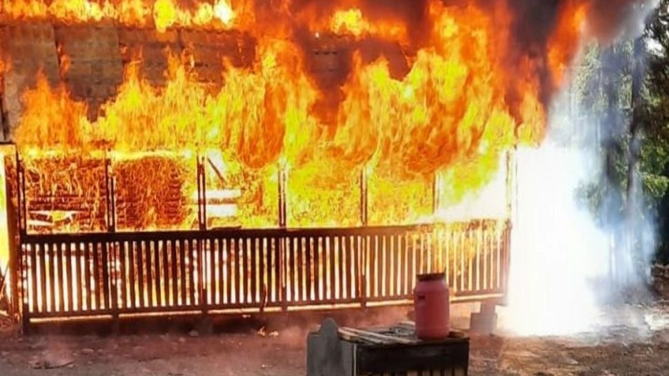 A vrut să înfrumusețeze cabana de la munte și a reușit să-i dea foc - O magazie a ars cu tot ce se afla în ea