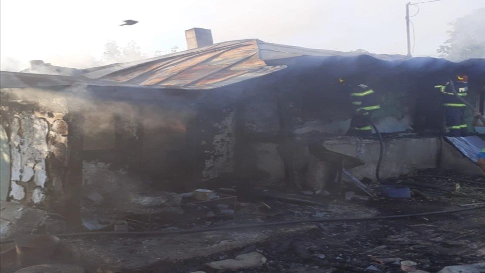 Locuință distrusă de flăcări din cauza unei țigări nestinse, în Vaslui! Proprietarul beat, scos pe geam de un polițist