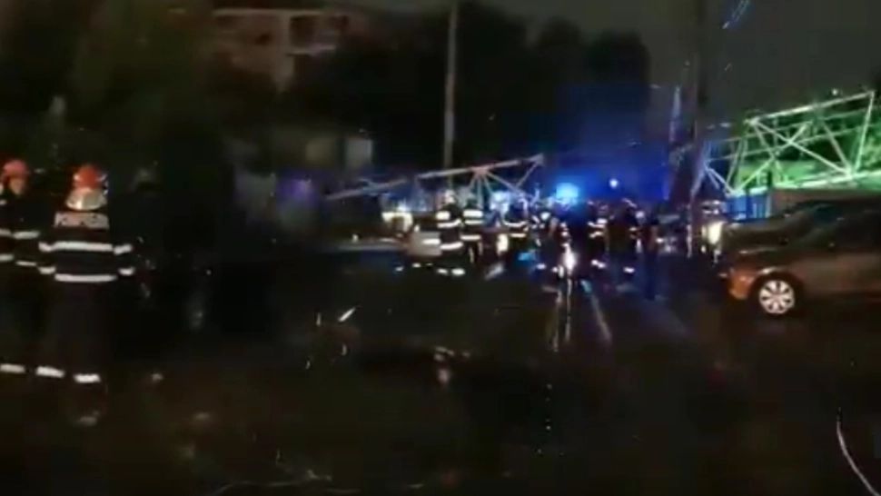 O antenă de telefonie a CĂZUT peste două case și două mașini: Sunt 2 persoane rănite - IMAGINI EXCLUSIVE