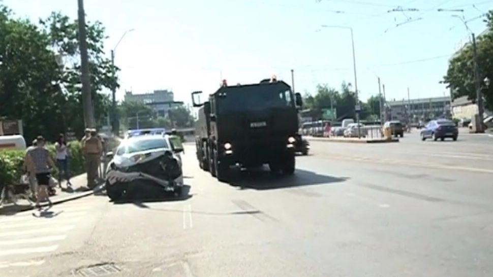 Convoi militar implicat într-un accident rutier în Capitală: Doi polițiști militari au ajuns la spital VIDEO