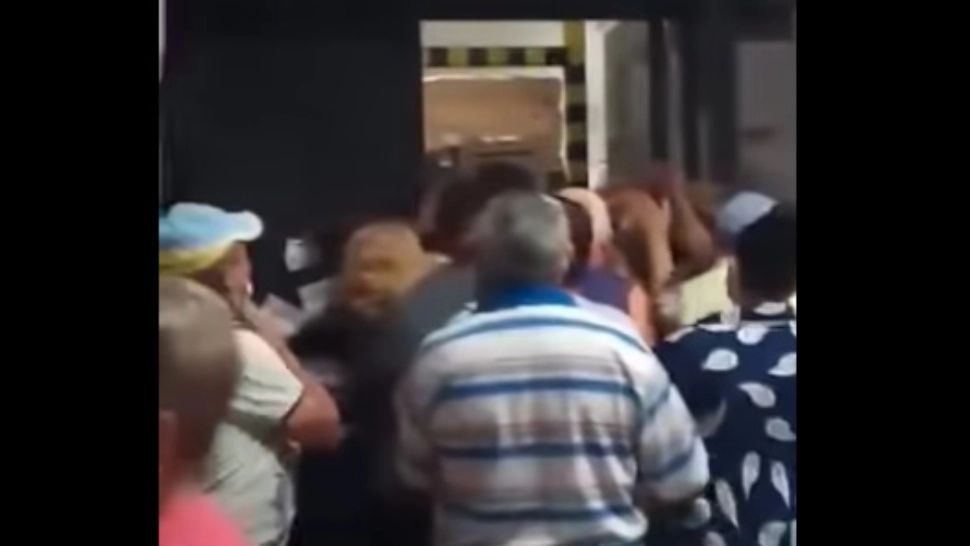 BĂTAIE pe pui la Brăila: oamenii s-au călcat în picioare pentru reduceri - Angajaţii au aruncat cu păsările refrigerate din depozit