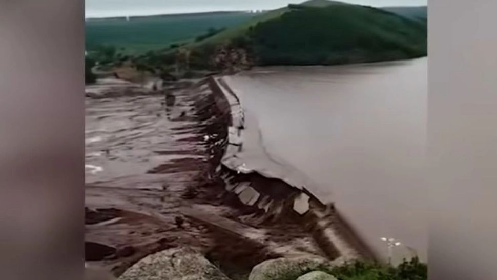 VIDEO Momentul terifiant în care două baraje se prăbușesc din cauza ploilor torențiale