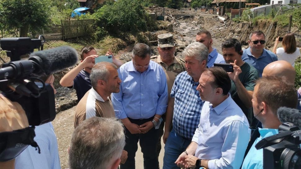 Ajutoare pentru sinistrații din Alba. Guvernul a scos bunuri din rezervele de stat - Premierul a SEMNAT documentul