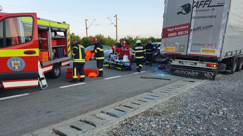 Accident CUMPLIT, pe DN 1C. O femeie din Cluj A MURIT după impactul dintre o maşină şi un TIR