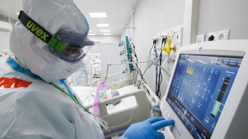 Bebeluș venit cu familia din Anglia, infectat cu tulpina Delta Covid