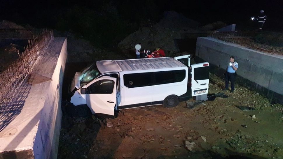 FOTO Grav accident în judeţul Maramureş! O autoutilitară cu 5 bărbaţi a căzut de pe un pod aflat în construcţie