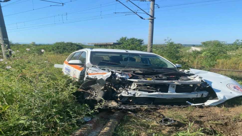 Ambulanță privată, lovită de un tren cu pasageri, în județul Caraș-Severin. Mașina s-a făcut praf