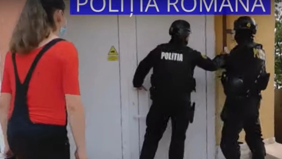 VIDEO Mascații au descins într-un studiou de videochat erotic. Ce au căutat oamenii legii