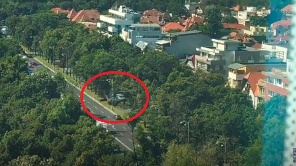 VIDEO - Momentul în care un elicopter Black Hawk aterizează forțat într-o intersecție aglomerată din București, printre mașini - A distrus mai mulți stâlpi