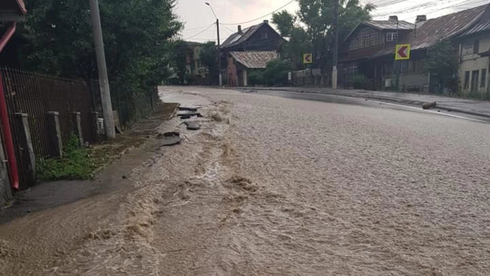 DN1, blocat din cauza inundațiilor - Situație critică după ploile din ultimele ore. Primarul din Bușteni: "Ne pregătim de ce e mai rău"