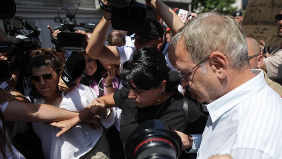 FOTO  | VIDEO Circ la DNA! Îmbrânceni și huiduieli în ziua în care a fost citat Liviu Dragnea - Jandarmii au intervenit în forță