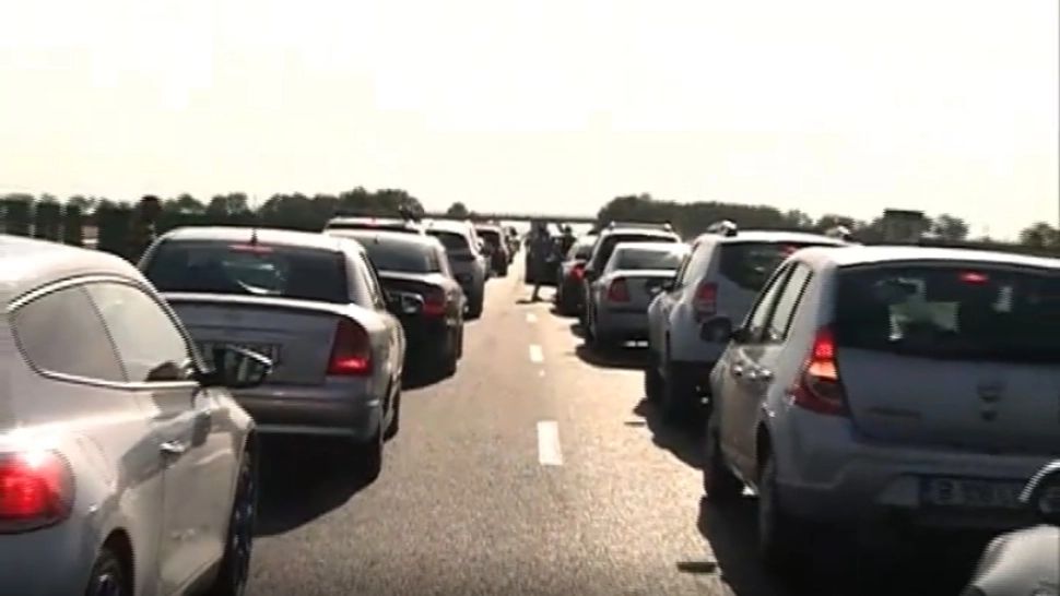VIDEO Aglomerație spre Autostrada Soarelui - Cozi uriașe după ce turiștii se întorc de pe litoral