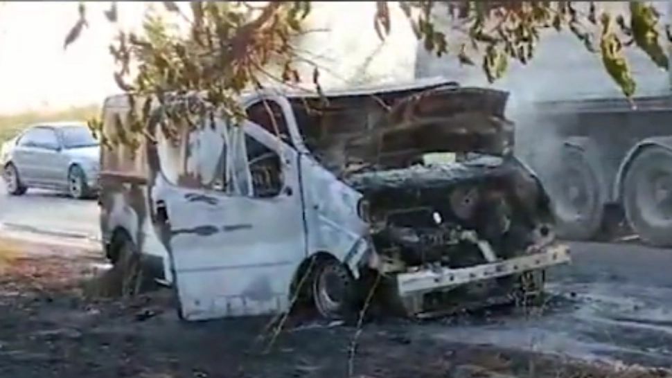 Dubă plină cu rapiță, mistuită de flăcări. Focul s-a extins la iarba de pe marginea drumului