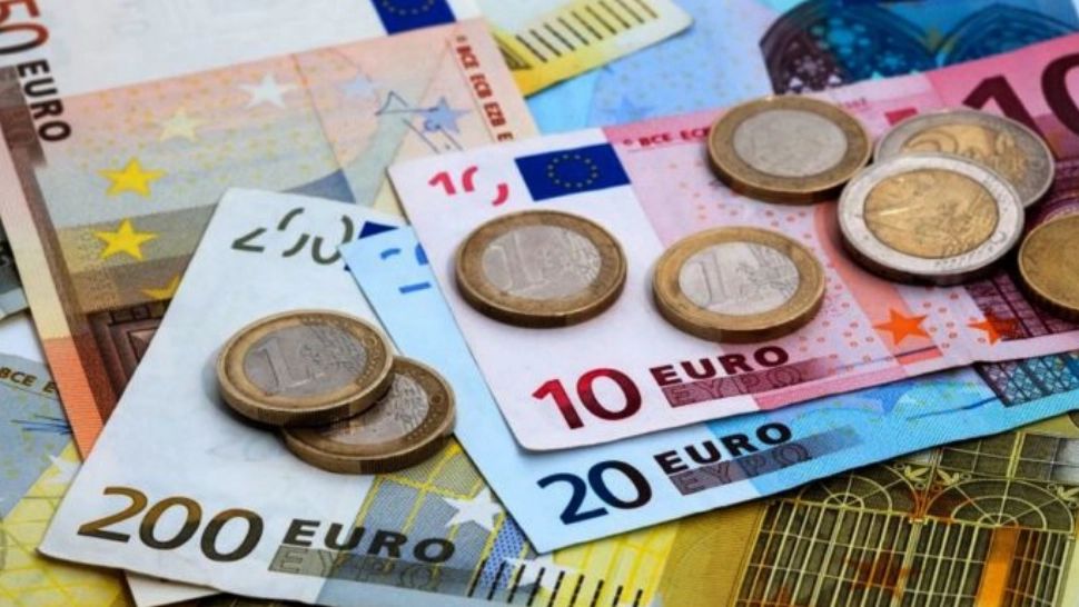 Euro, un nou maxim istoric în raport cu moneda națională. Cât de aproape e pragul de 5 lei/euro?