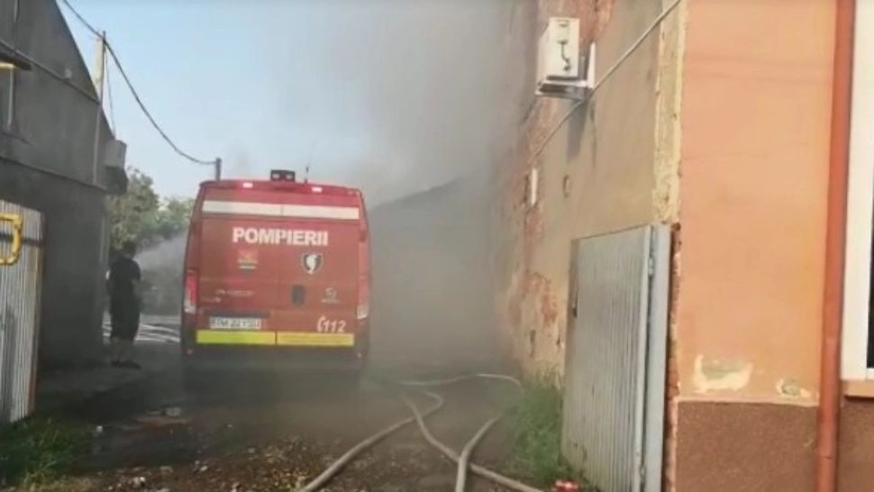 Incendiu la o clădire de birouri, din Timișoara, după ce o butelie a explodat într-o rulotă - FOTO
