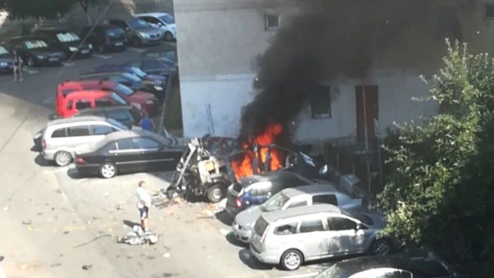 VIDEO - O mașină a explodat în Râmnicu Vâlcea - Trei victime - Un bărbat a fost aruncat câțiva metri de suflul deflagrației