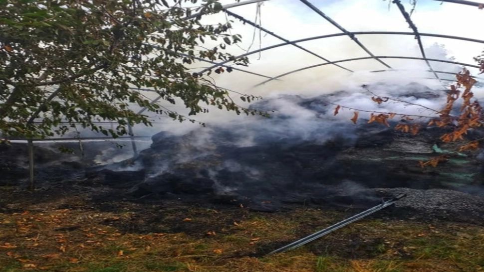 Incendiu VIOLENT la două hale pline cu furaje din județul Giurgiu. Nord gros de fum, intervin 5 autospeciale