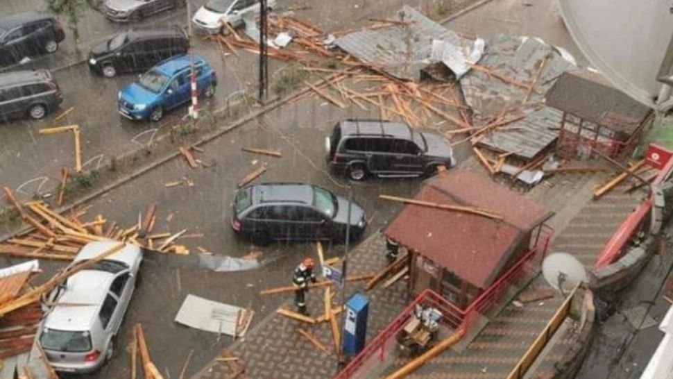 FOTO Panică la Fălticeni, un acoperiș smuls de vânt a căzut peste numeroase autoturisme