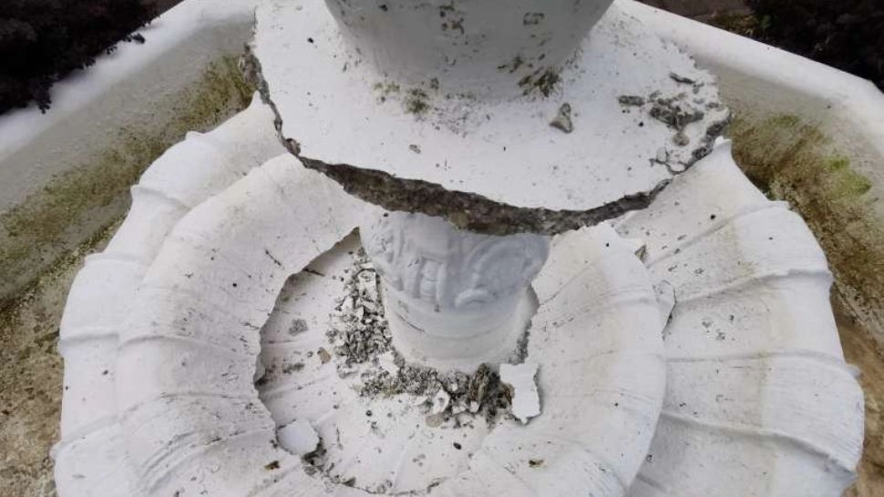 Caz revoltător, în Arad. Fântână arteziană, DISTRUSĂ după ce doi tineri s-au urcat pe ea pentru o poză - FOTO