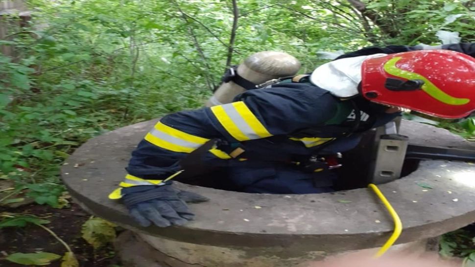 Femeie din Dâmbovița, salvată de pompieri după ce a căzut într-o fântână, în prima zi a anului