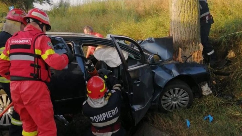 Accident grav, în Bacău: trei morți și un rănit, după impactul cu un copac