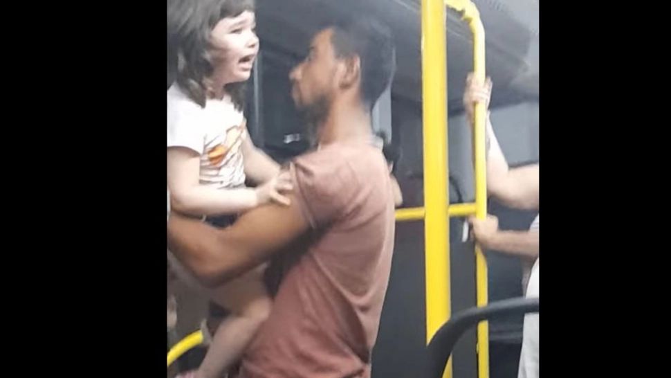 VIDEO | Minora care se zbătea în brațele unui bărbat într-un autobuz este bine, nu a fost victima vreunei infracțiuni
