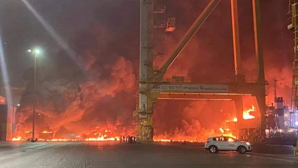 EXPLOZIE uriașă urmată de INCENDIU în portul principal din Dubai - Primele imagini cu deflagrația