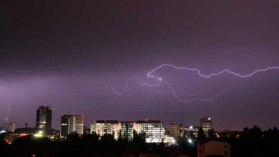 Celulă de CRIZĂ la Prefectura Capitalei: S-a decis instituirea serviciului de permanenţă, pe toată perioada supusă avertizării meteorologice