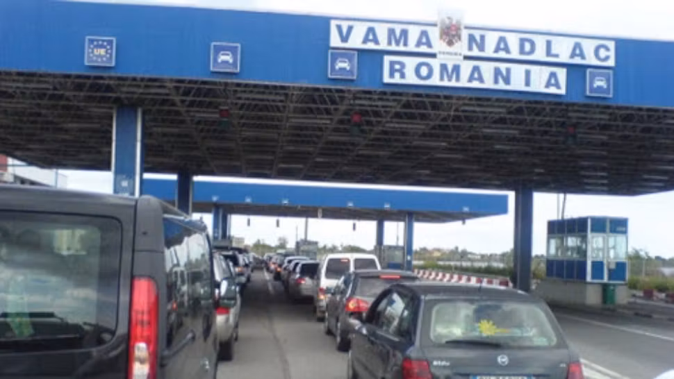 HAOS la intrarea în țară! Frontierele, asaltate de românii care revin din concedii și vor să evite carantina - ZECI de minute de așteptare