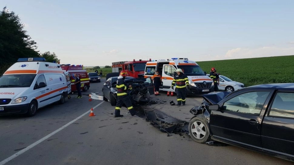 FOTO Impact frontal între două autoturisme. Cinci victime