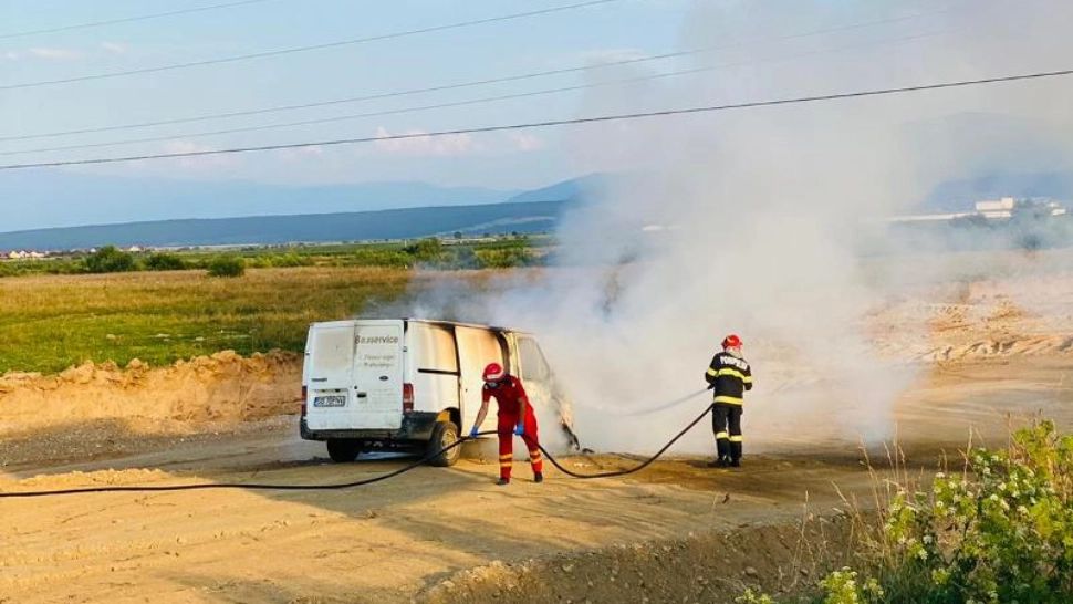 Ghinion teribil pentru un bărbat din Alba. A furat o autoutilitară, a condus-o băut și fără permis, iar aceasta i-a luat foc în mers - FOTO