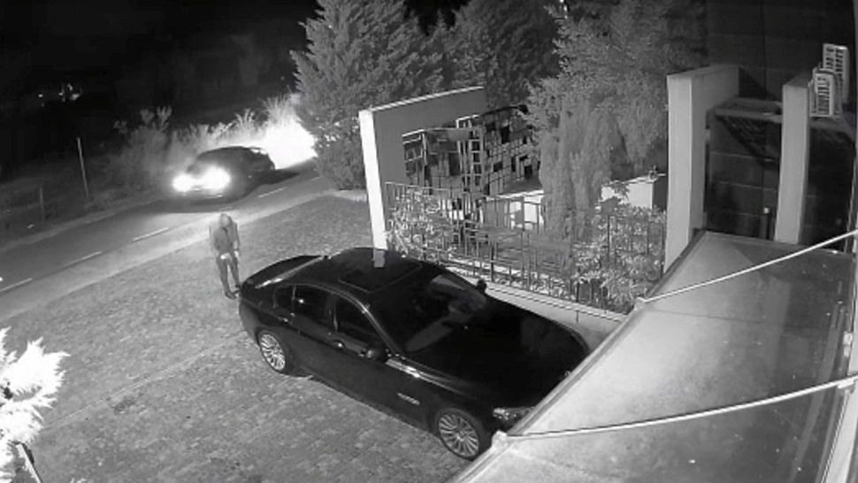 VIDEO Reglare de conturi în stil MAFIOT: Mașina unui fost sportiv a fost INCENDIATĂ! Imagini ȘOCANTE 