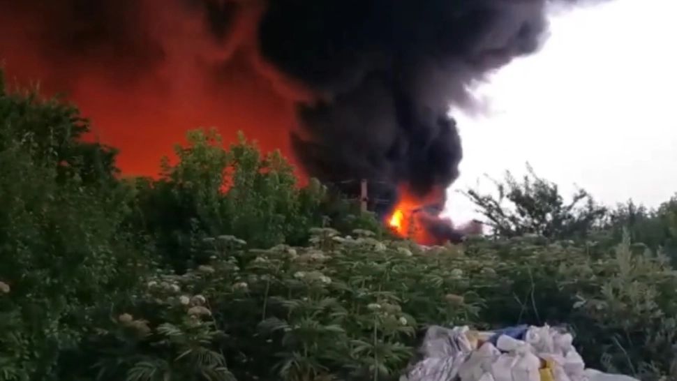 INCENDIU VIOLENT, în jud. Bihor. DEPOZIT de deșeuri, ÎN FLĂCĂRI - fum extrem de TOXIC - VIDEO