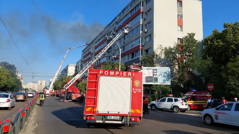 VIDEO | Incendiu puternic într-un bloc din Capitală. 30 de oameni au fost evacuați