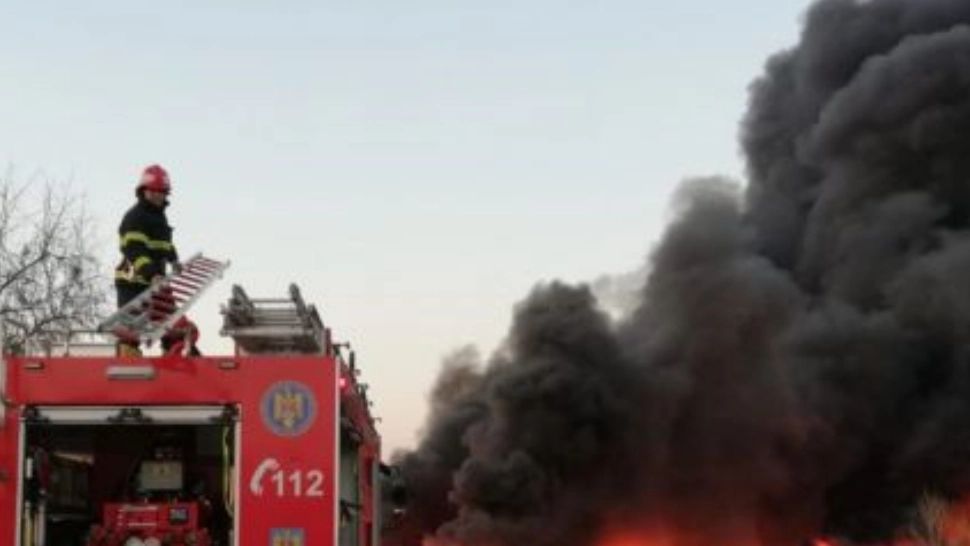 INCENDIU la o hală industrială din zona portului, Galați: Sunt degajări mari de fum - Pompierii intervin