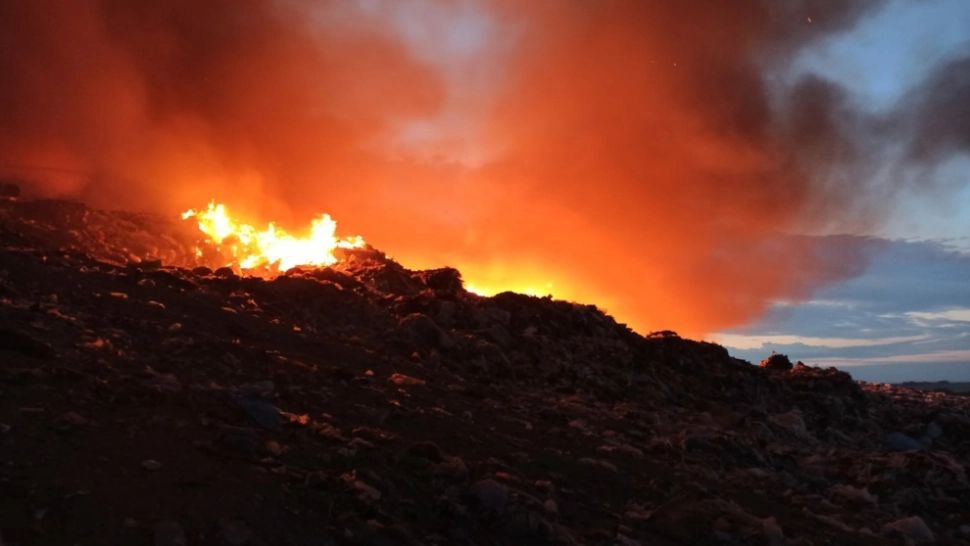 Groapa de gunoi din Arad, în FLĂCĂRI! PERICOL de extindere din cauza vântului - Degajări mari de FUM