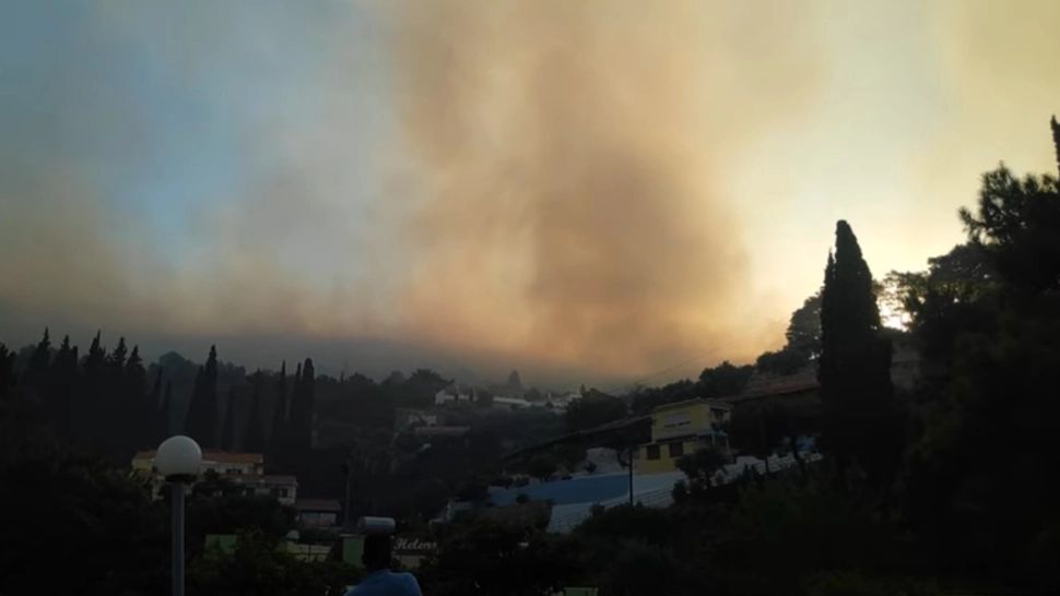 Hoteluri EVACUATE în Grecia în urma unui incendiu de vegetație - Alertă pe insula Samos VIDEO