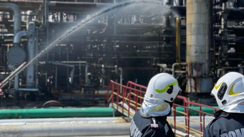 FOTO Incendiul de la Rafinăria Petromidia Năvodari a fost stins. Mesajul ministrului de Interne
