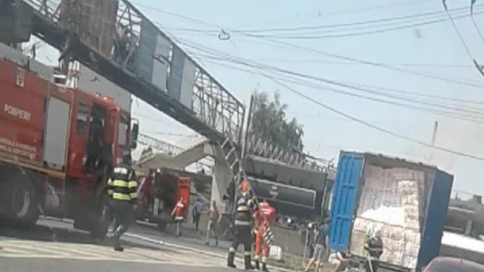  Un TIR încărcat cu șervețele a luat foc în Timiș - Nu s-au înregistrat victime