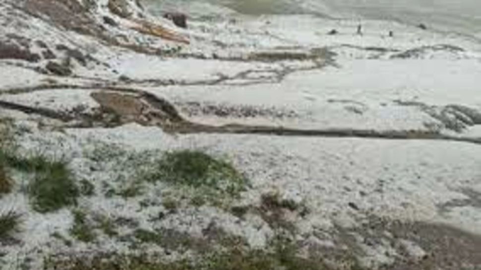  Rupere de nori și grindină: Platoul Bucegi a fost acoperit de un strat de gheaţă în câteva minute