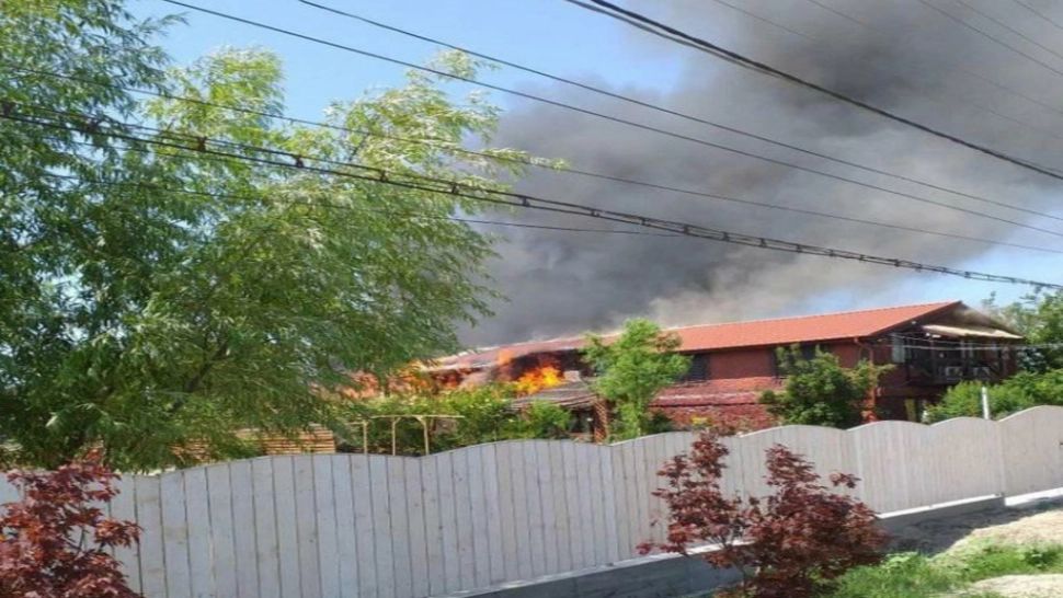  VIDEO Incendiu la o pensiune din Delta Dunării: Pompierii acționează pentru lichidarea focului