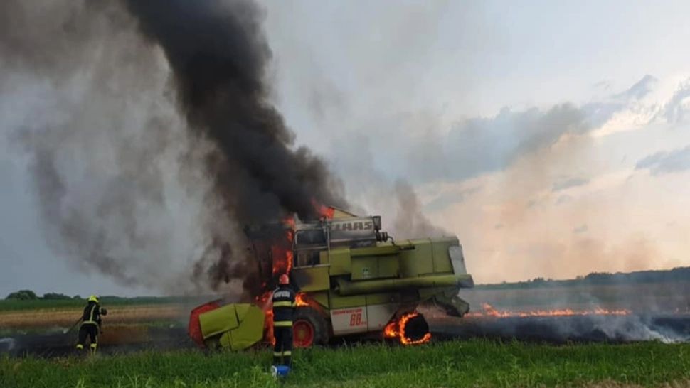 Combină în flăcări pe un câmp din Satu Mare - Au ars compartimentul motor, cabina și anvelopele FOTO