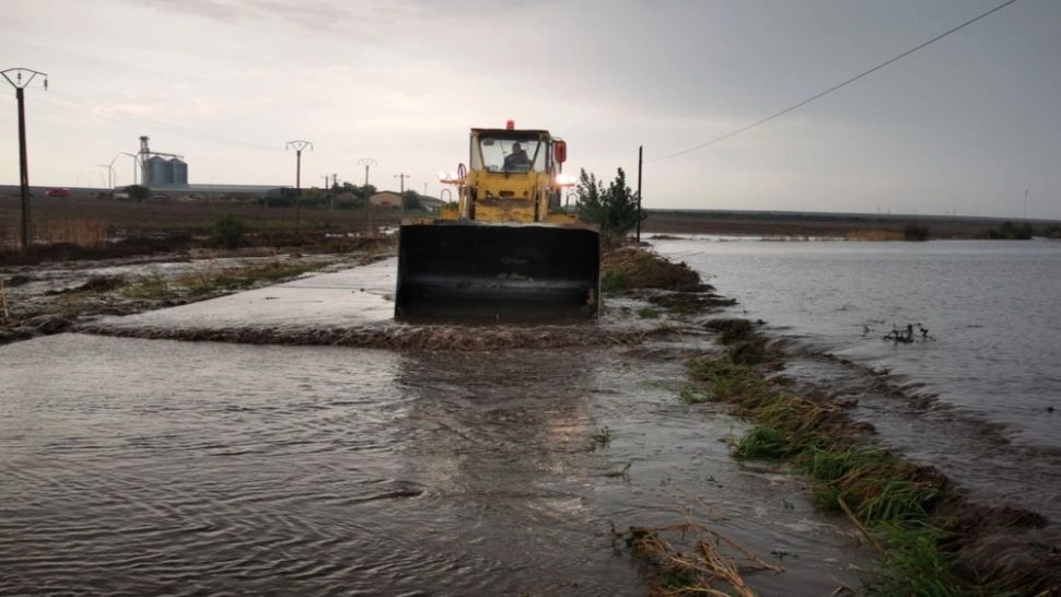 Torenți, viituri și drumuri blocate în Alba din cauza ploilor - Avertizare Cod roşu de furtună în continuare