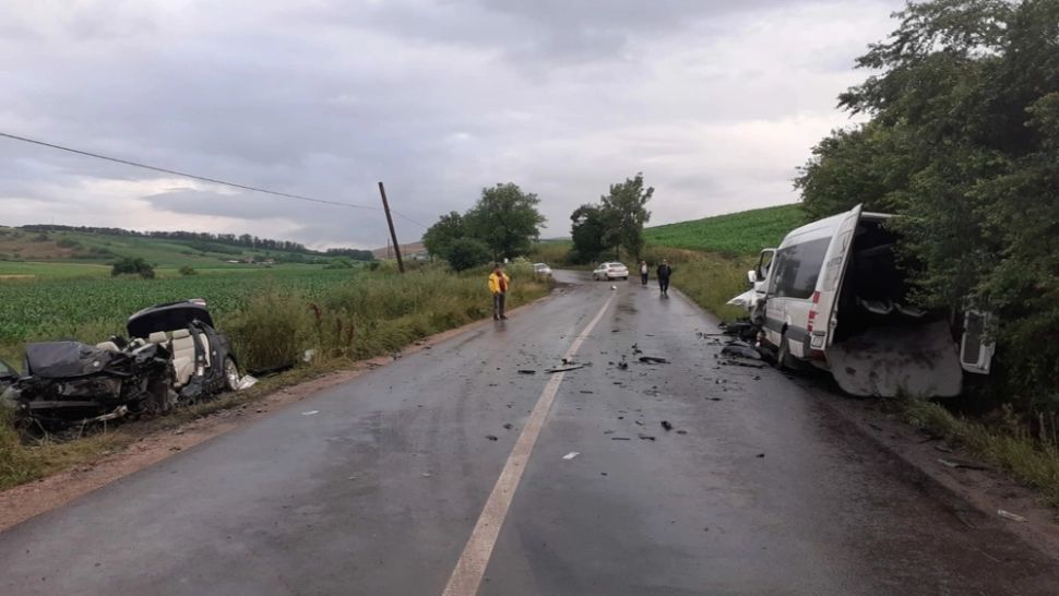  FOTO | Accident rutier grav între localitățile Viișoara și Triteni Colonie! Impact între un microbuz și o mașină 