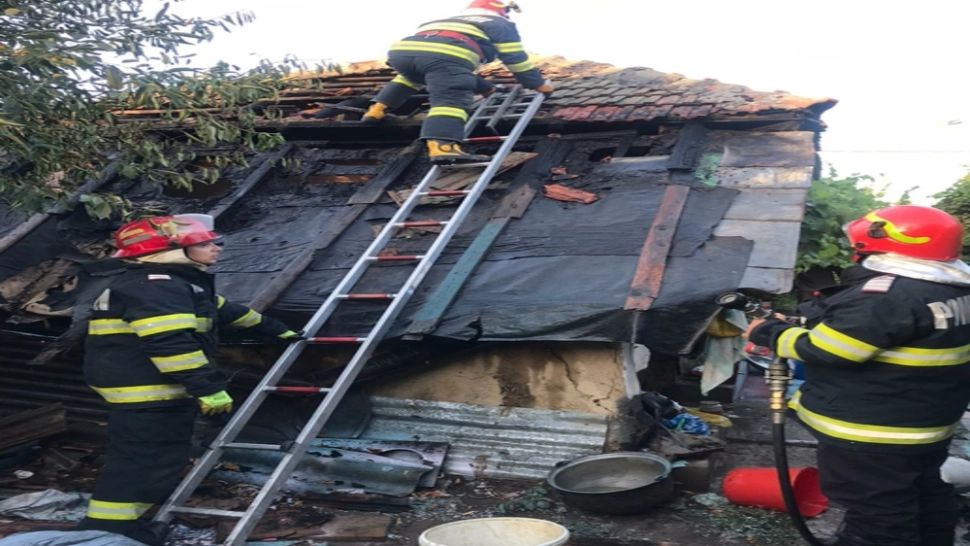 O bătrână a făcut atac de panică, după ce i-a luat casa foc - A privit cu groază cum flăcările i-au cuprins întreaga agoniseală